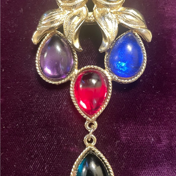 Jewelry - Elegant Gold and Multicolor Brooch